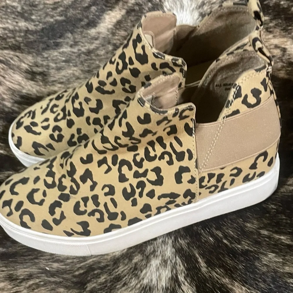 Leopard Print SODA Sneakers shoes size 7.5! High‎ Top Pull on